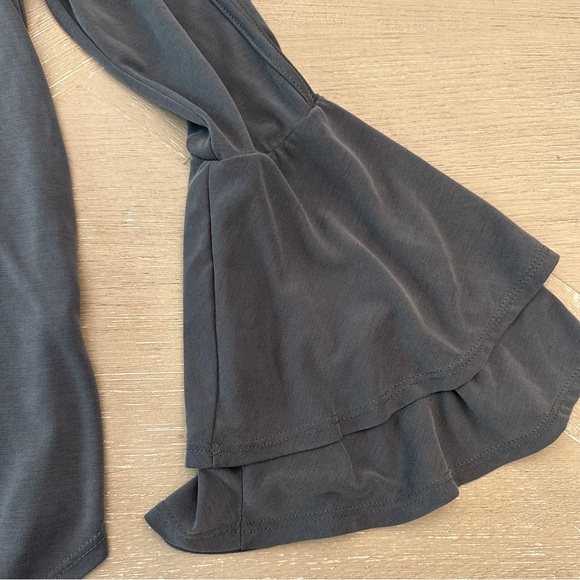 Green Envelope Gray Long Sleeve Ruffled Blouse - Picture 2 of 10